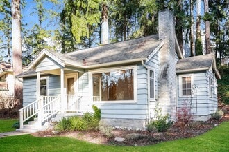 Building Photo - Charming 2 bed, 1 bath beautiful fir hardwood floors minutes to everything.