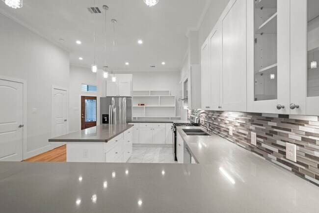 Building Photo - 206 Burr St