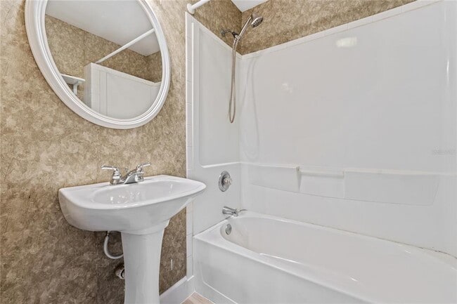 Building Photo - 2115 Sycamore Dr