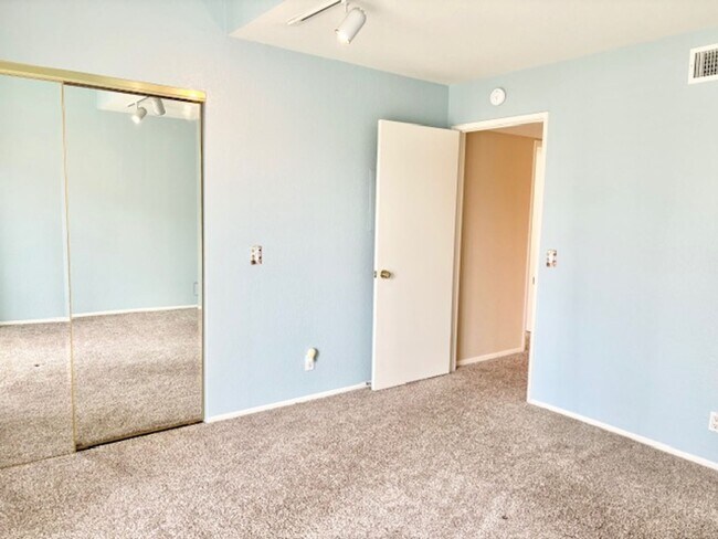 Building Photo - 2226 Martinique Ln