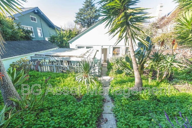 Building Photo - 3808 Lakeshore Ave