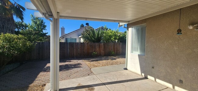 Building Photo - 4 Bedroom 2 Bathroom Home in Elk Grove