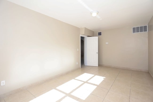 Building Photo - 3341 W Park Rd