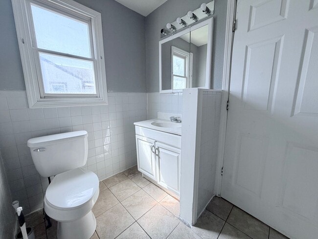 Building Photo - Stretch out in this large 3 bed 2 bath!