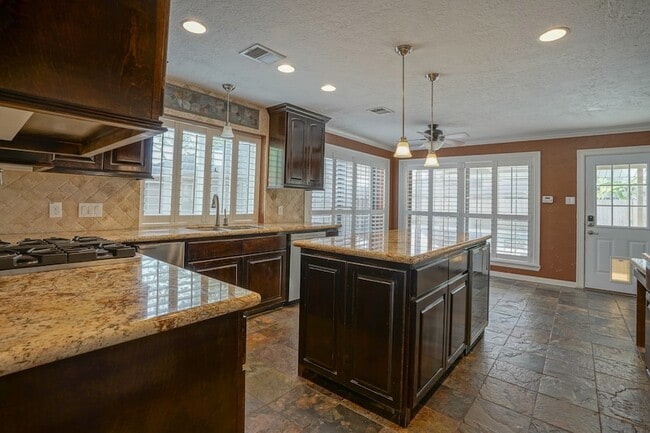 Building Photo - 2108 Lakeway Dr