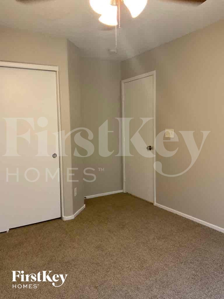 Building Photo - 2209 Meadow Green Ave