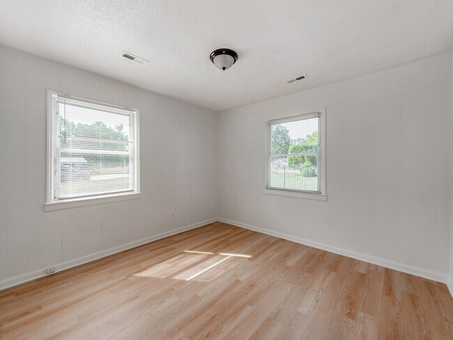 Building Photo - Charming Duplex