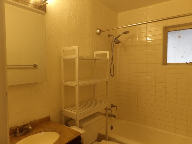 Building Photo - Cute 2 Bedroom 1 Bath with huge Screen Porch