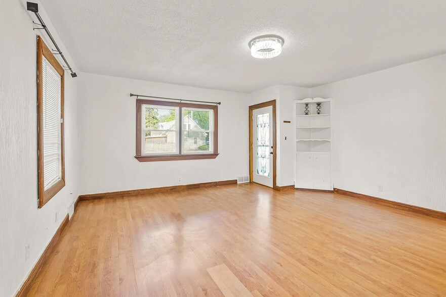 Building Photo - 1520 W 9th St