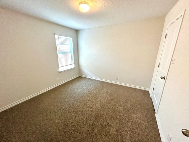 Building Photo - **APPLICATION RECEIVED** *MOVE IN SPECIAL* Stunning 4/2 Home With Access To Pool, Trails & 24-Hou...