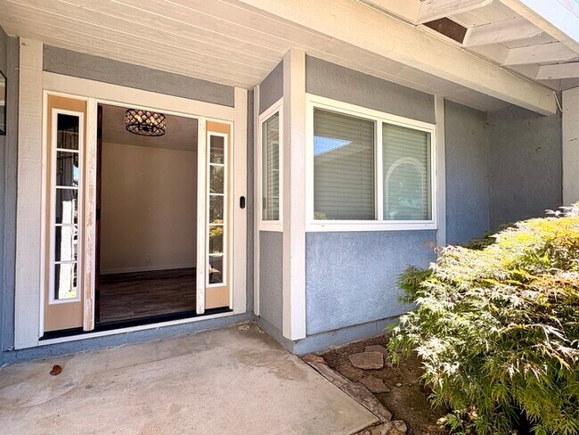 Building Photo - Beautiful 3 Bedroom, 2.5 Bathroom Fully Remodeled Home in Orangevale!