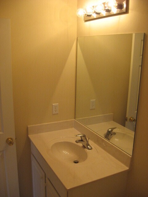 Building Photo - Cypress Landing 8205