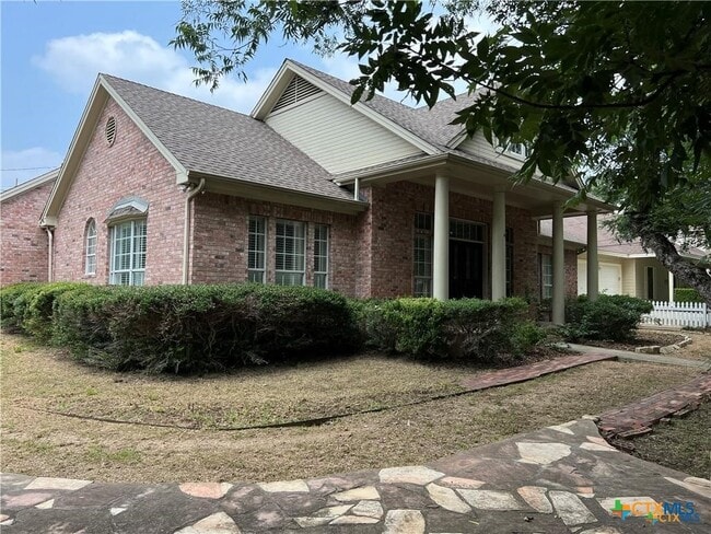 Building Photo - 742 W San Antonio St