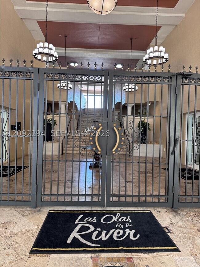 Building Photo - 520 SE 5 Ave