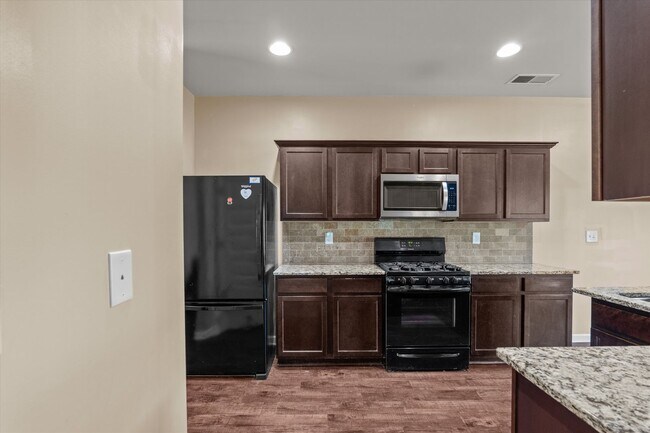 Building Photo - Great 5 Bedroom Home in Evans