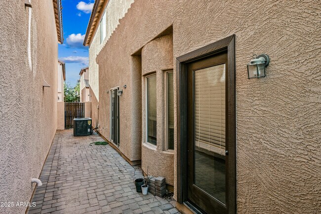 Building Photo - 2060 E Heartwood Ln