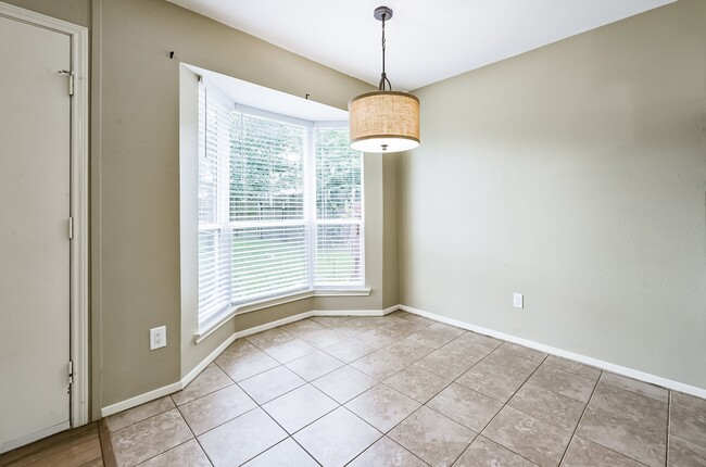 Building Photo - 5347 Lincoln Green Dr