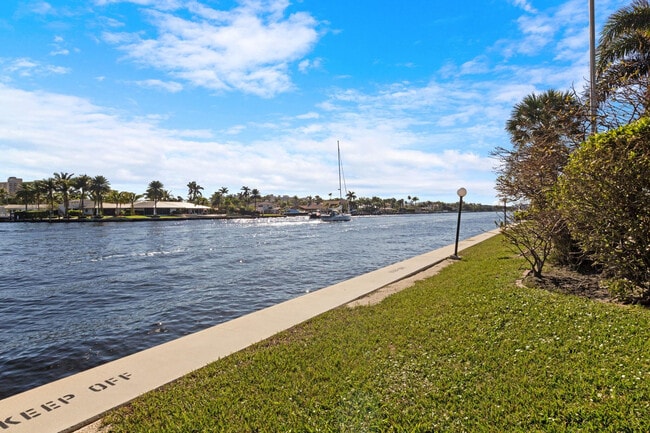 Building Photo - 6213 Bay Club Dr