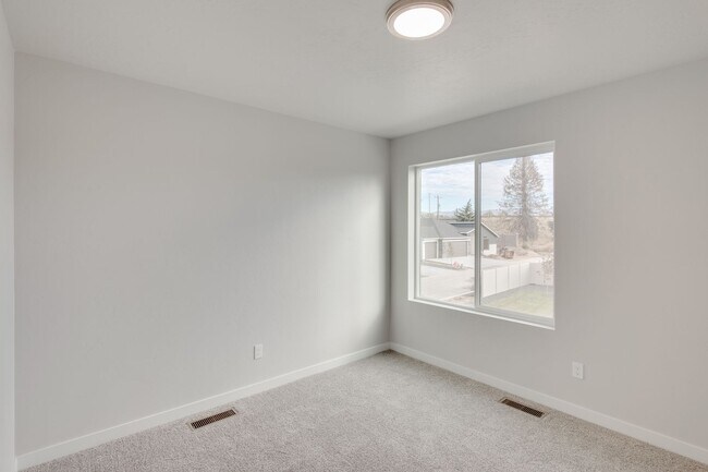 Building Photo - Beautiful 2 Bedroom Cottage Available!