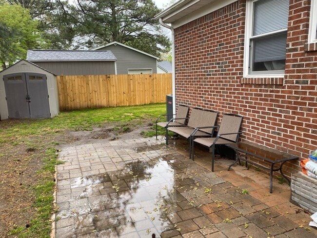 Building Photo - ***Tucked away 3 bed 2 bath Brick ranch ne...