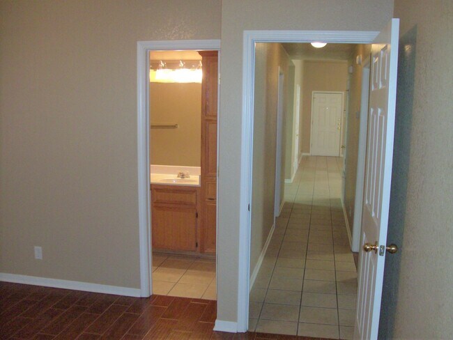 Building Photo - Charming Duplex with Great Features & Loca...