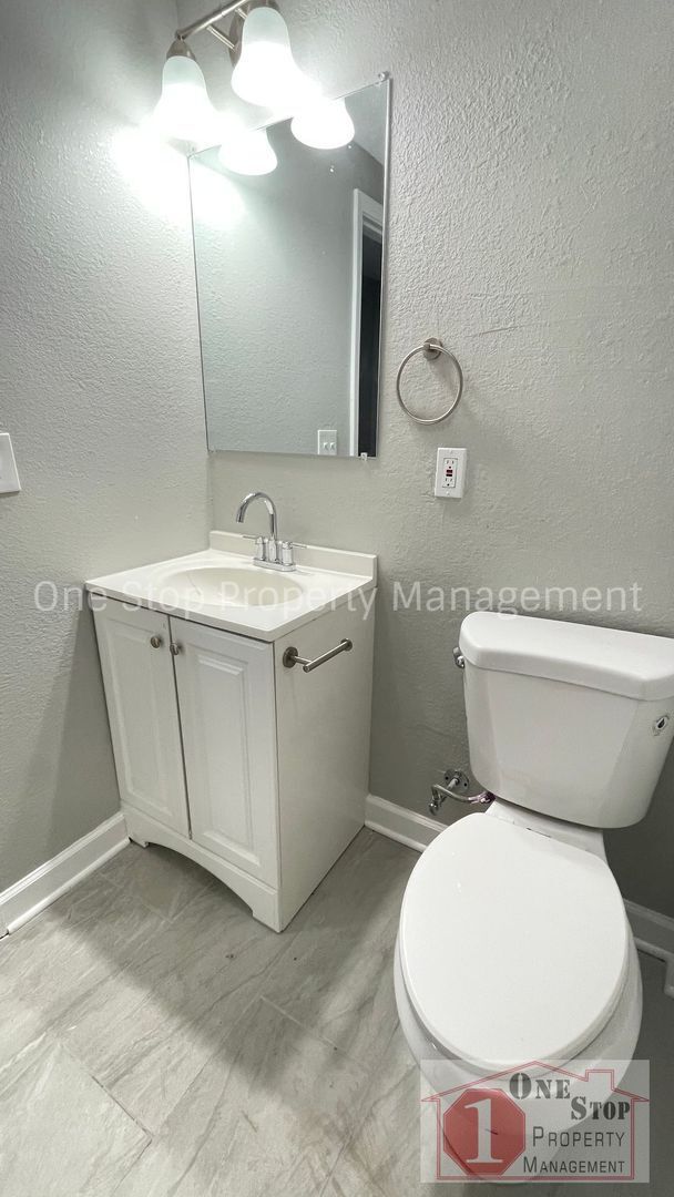 Building Photo - Beautiful 4 Bedroom 1.75 Bathroom Home in ...