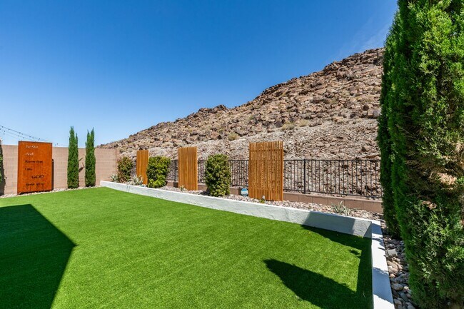 Building Photo - Luxury Rental with Mountain Views in Gated Henderson Community