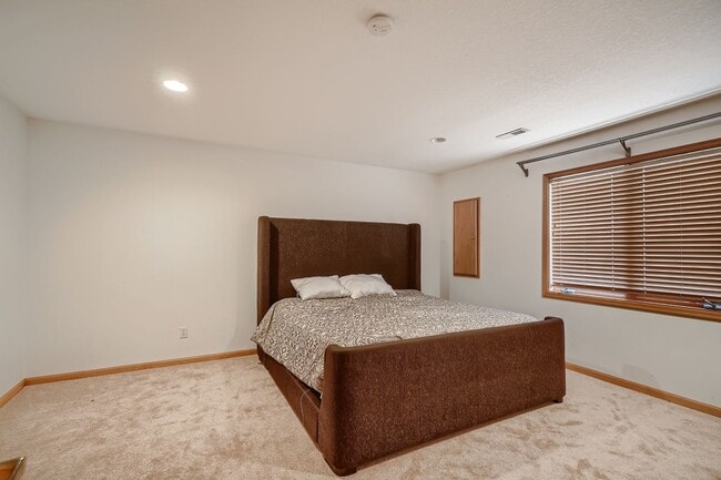 Building Photo - Beautiful 3-Bed 3-Bath Townhouse in Shoreview!