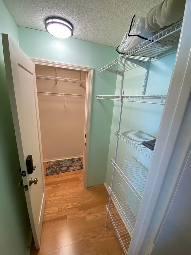 Building Photo - Great Location Turnkey Villa In The Village of Belvedere ANNUAL Lease