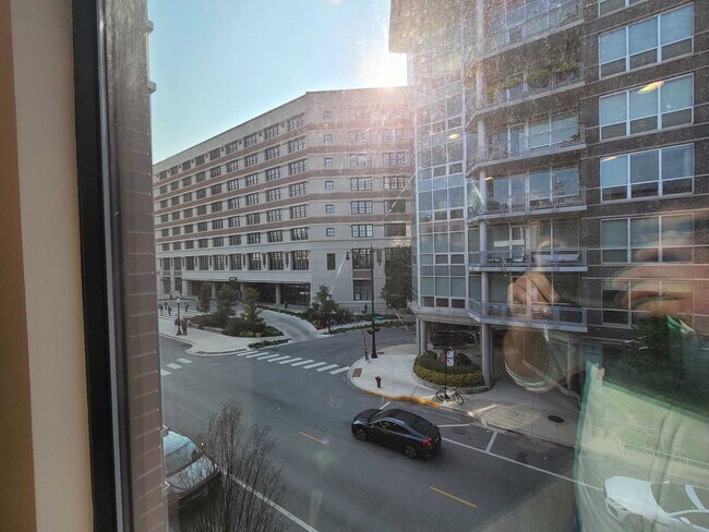 Building Photo - 853 N Larrabee St