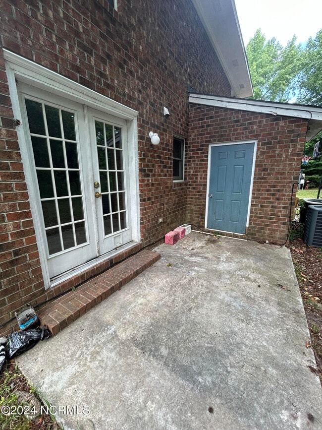 Building Photo - 208 Lindbeth Dr