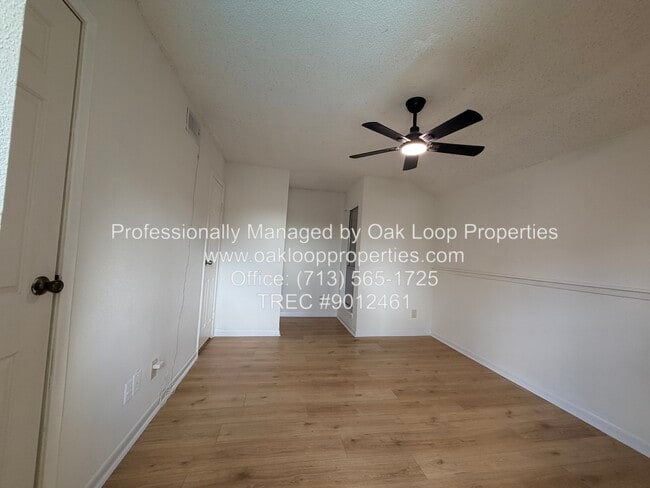 Building Photo - 10855 Meadowglen Ln