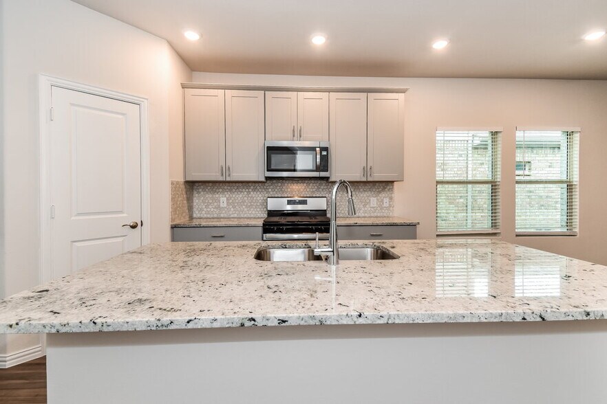 Building Photo - 1411 Rolling Fox Dr