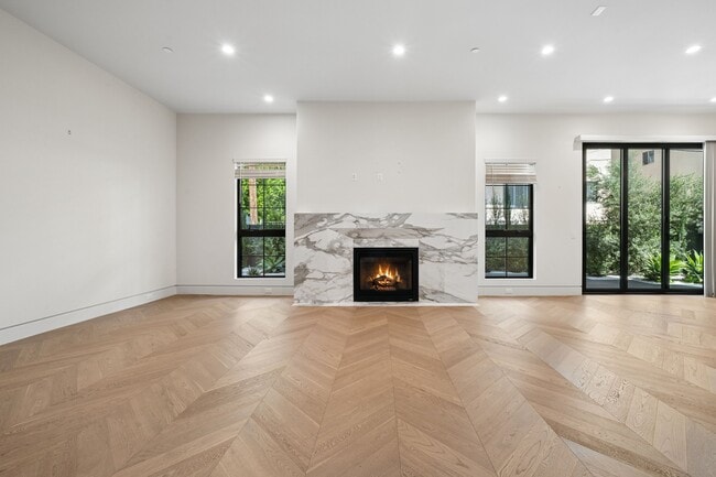 Building Photo - 652 Huntley Dr