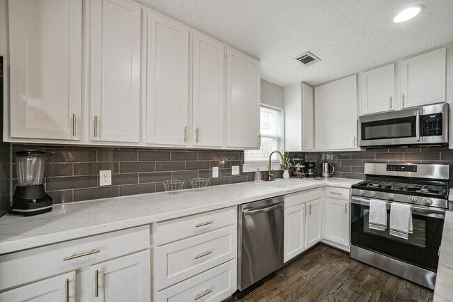 Building Photo - 5719 Viking Dr