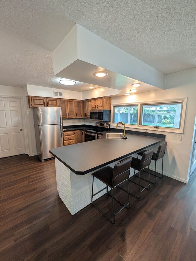 Building Photo - 3 Bedroom Home - Walking distance to Fairview Elementary - Desirable Location!