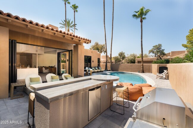 Building Photo - 4440 E Camelback Rd