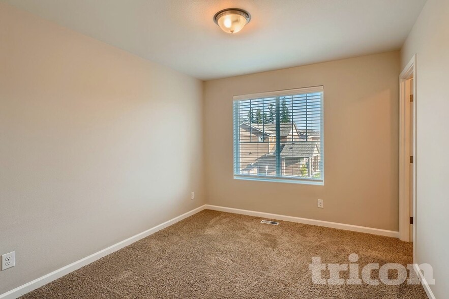 Building Photo - 884 Sigrist Dr E