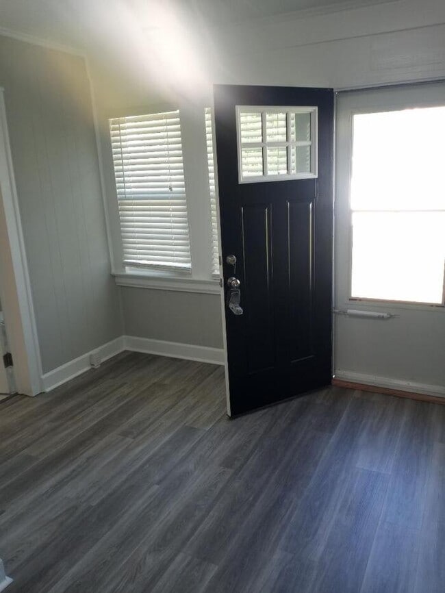 Building Photo - 3 bedrooms 2 Bathrooms