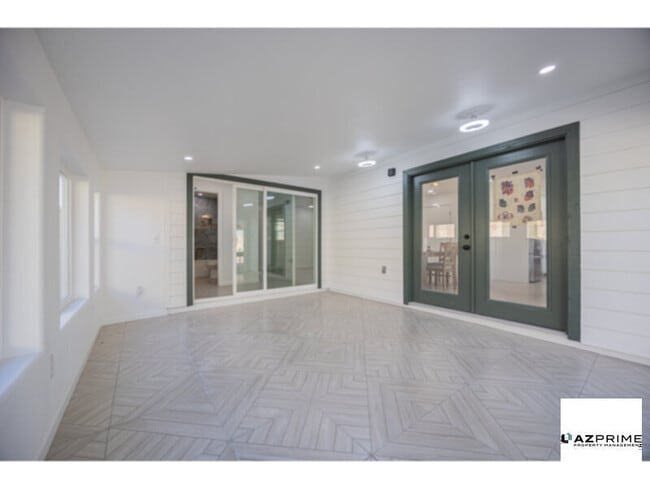 Building Photo - 10% OFF RENT FOR FIREFIGHTERS AND LAW ENFORCEMENT!  Stunning 4/3 Tempe Partially-furnished House in