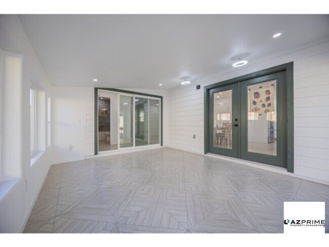 Building Photo - Stunning 4/3 Tempe Partially-furnished House in