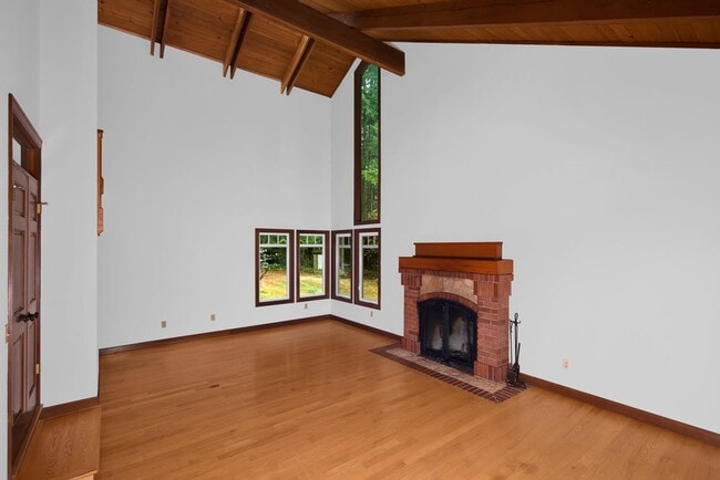 Building Photo - Private 4 Bedroom Retreat on 5-Acres Cottage Lake