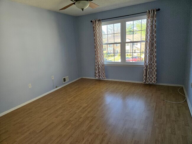 Building Photo - 289 English Pl