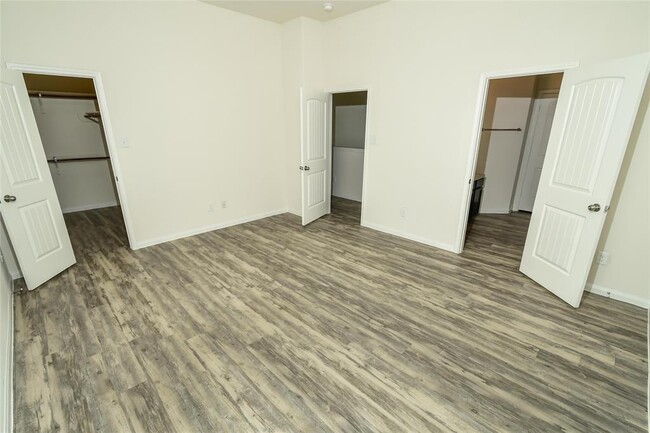 Building Photo - 3323 Gold Star Dr