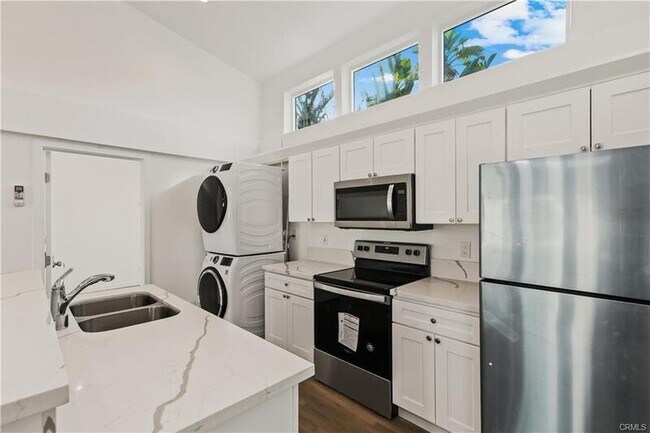 Building Photo - 552 N Cambridge St