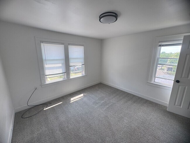 Building Photo - Adorable 3 bedroom home with central air a...