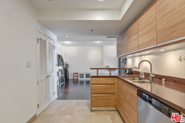 Building Photo - 3785 Wilshire Blvd