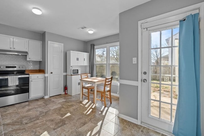 Building Photo - Beautiful Townhouse-Style Home in Virginia Beach!