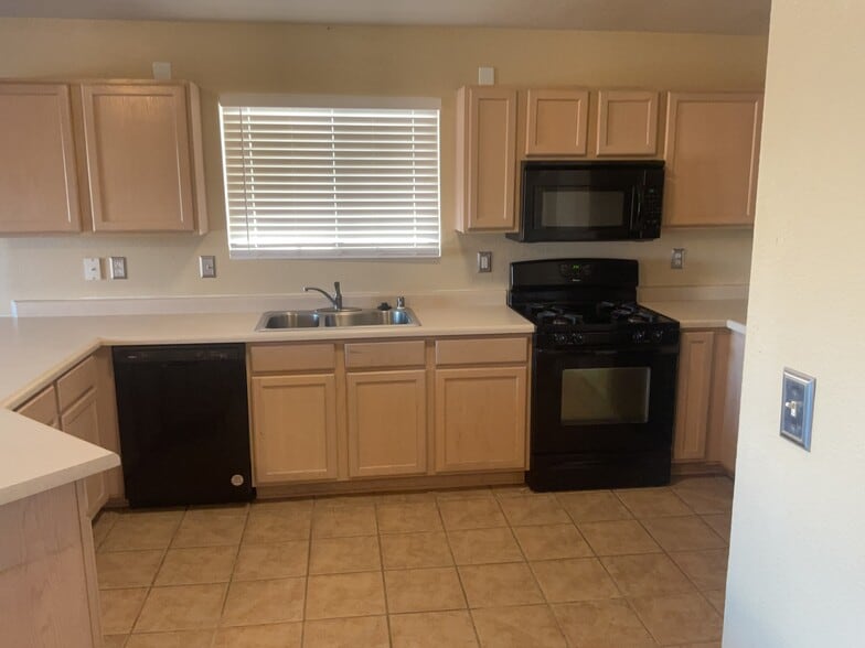 Building Photo - 625 Valley Meadows Dr NE