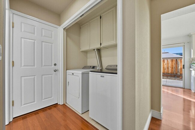 Building Photo - Updated Family Spacious Home w/ Fenced in ...